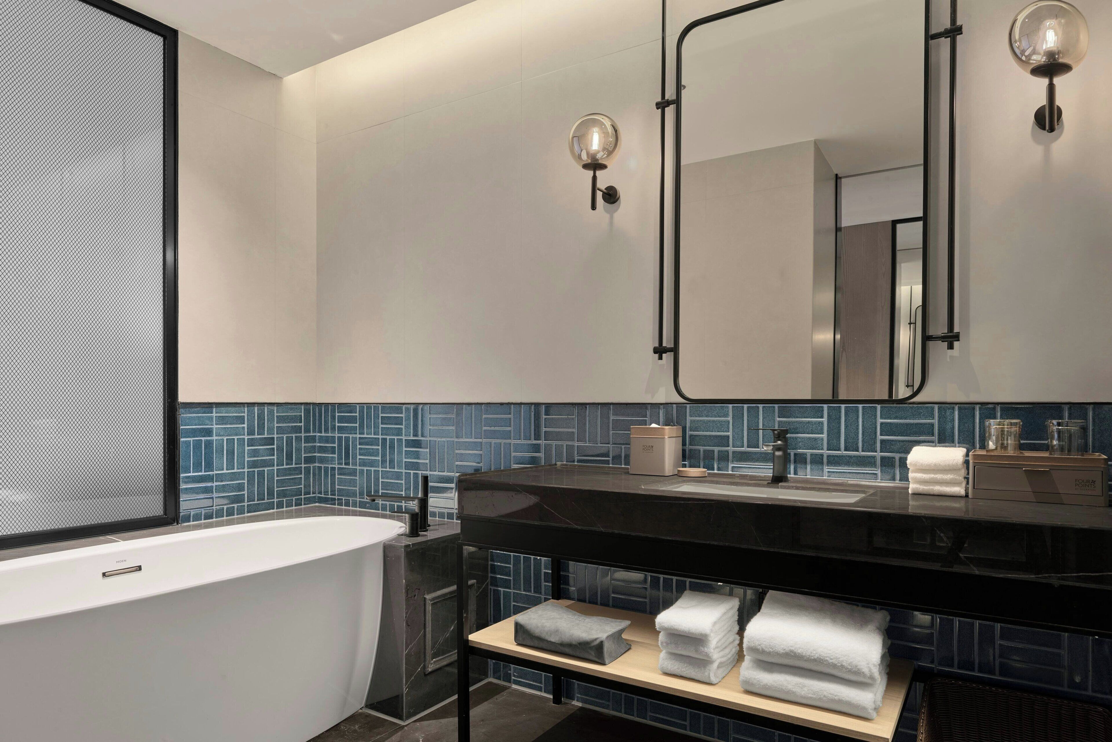 Zimmer, 2 Doppelbetten | Badezimmer