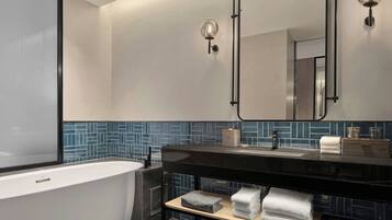 Zimmer, 2 Doppelbetten | Badezimmer