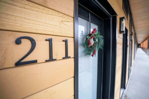 Exterior detail - Bright Condo with Pool and Cozy Atmosphere (Baie-Saint-Paul)