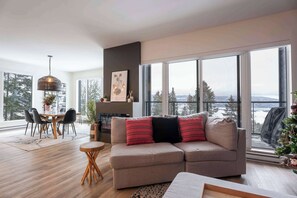 TV, offices - 211 | Bright Condo | Pool and Cozy Atmosphere (Baie-Saint-Paul)