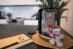 Fridge, microwave, oven, stovetop - Bright Condo with Pool and Cozy Atmosphere (Baie-Saint-Paul)