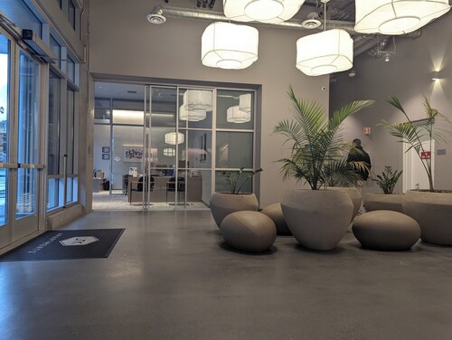 Bright apartment in perfect Oakland location with easy city access