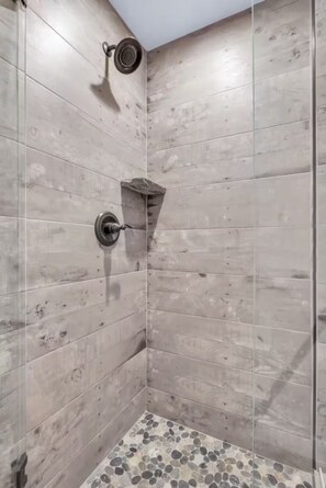 Shower, hair dryer, towels, soap - Cozy Master King suite- play room- hot tub (Denver)