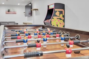 Games room - Cozy Master King suite- play room- hot tub (Denver)