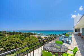 Outdoor dining - WG 901 — Relaxing ♪♪ Queen Suite in Waikīkī w/Kitchen, AC, & Pool (Honolulu)