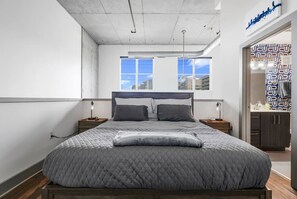 Desk, WiFi - *NEW* Lux Loft V2 (Close to Vandy!) (Nashville)