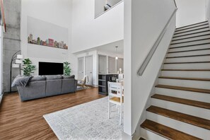 TV - *NEW* Lux Loft V2 (Close to Vandy!) (Nashville)