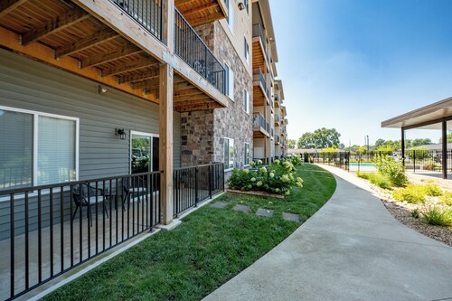 Ground Floor Apt. Near Mercy/Cox/MSU/BassPro