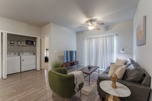 TV - Ground Floor Apt. Near Mercy/Cox/MSU/BassPro (Springfield)