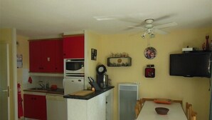 Fridge, microwave, dishwasher, cookware/dishes/utensils - Les Fougères 15 - Moliets (MOLIETS ET MAA)
