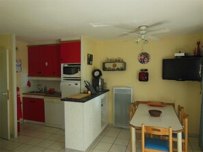 Fridge, microwave, dishwasher, cookware/dishes/utensils - Bastide - Les Fougères 15 (MOLIETS ET MAA)