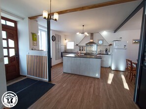 Réfrigérateur, micro-ondes, four, lave-vaisselle