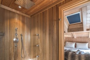 Een strijkplank/strijkijzer, wifi, beddengoed