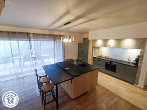 ثلاجة، ميكروويف، فرن، غسالة أطباق