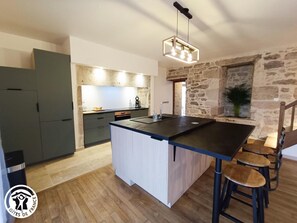 ثلاجة، ميكروويف، فرن، غسالة أطباق