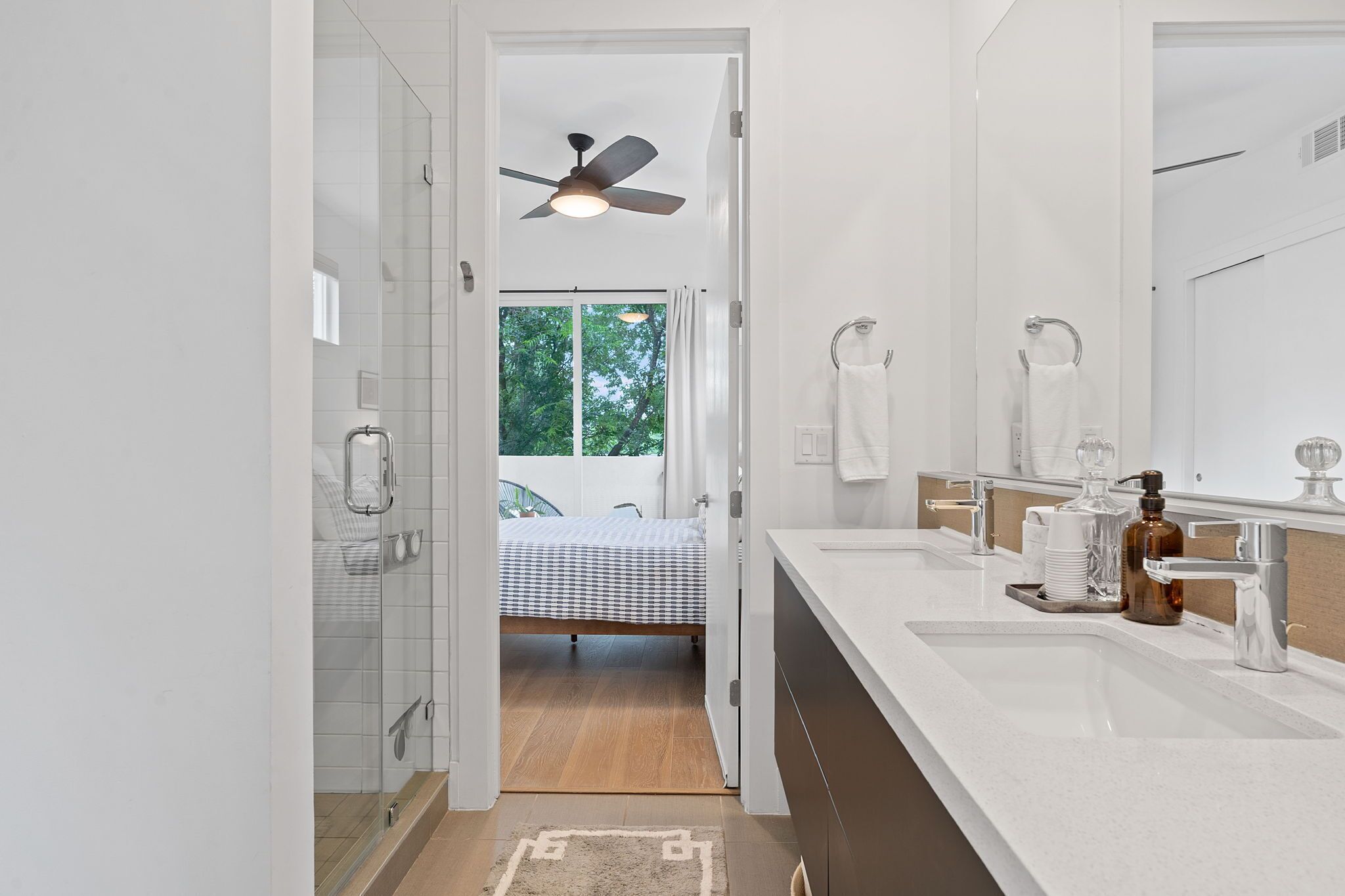 Tabla de planchar con plancha, internet y ropa de cama 