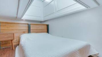 2 bedrooms, iron/ironing board, WiFi (free), bed sheets