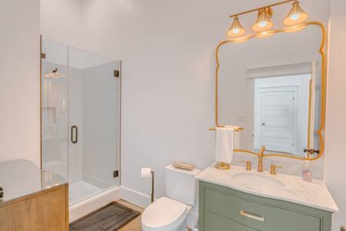 Sèche-cheveux, serviettes fournies, savon, papier toilette