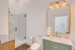 Sèche-cheveux, serviettes fournies, savon, papier toilette