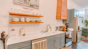 Coffee/tea maker, fridge, microwave, oven