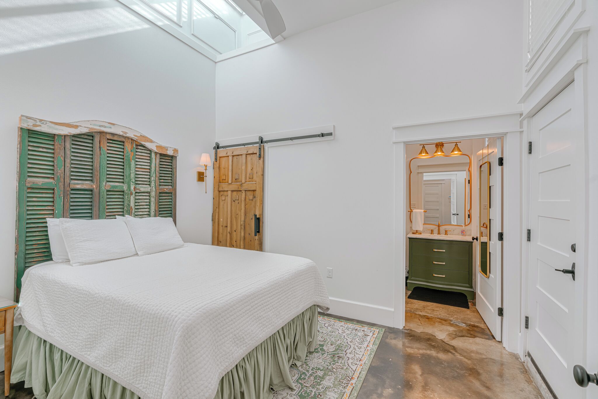 Tabla de planchar con plancha, wifi, ropa de cama