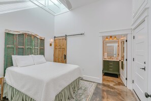 Silitysrauta/-lauta, Wi-Fi, vuodevaatteet