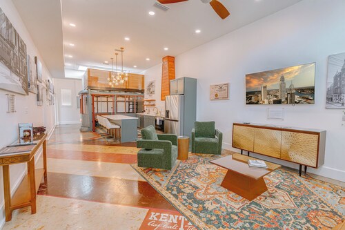 Steps to Everything! Downtown + Secure Parking, Walk to Cruise Ships & Amtrak