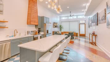 Microondas, horno, placa de cocina y lavavajillas