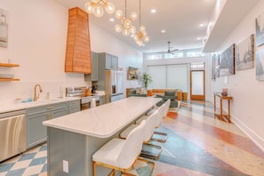 Microwave, oven, stovetop, dishwasher - Downtown Mobile Luxe: Pets Ok, Walkable, Secure Parking (Mobile)