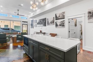 Lobby - Steps to Everything! Downtown + Secure Parking, Walk to Cruise Ships & Amtrak (Mobile)