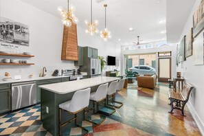 Microwave, oven, stovetop, dishwasher - Steps to Everything! Downtown + Secure Parking, Walk to Cruise Ships & Amtrak (Mobile)