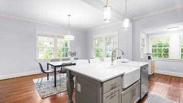 Een magnetron, een oven, een kookplaat, een vaatwasser