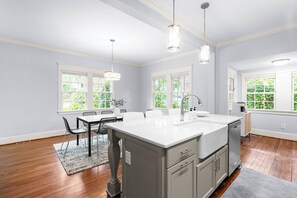 Microwave, oven, stovetop, dishwasher - A remodeled Chapel Hill retreat — walkable from UNC and Franklin Street (Chapel Hill)