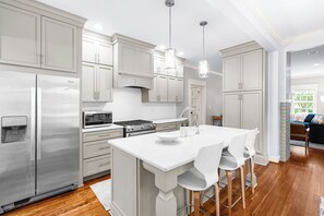 Microwave, oven, stovetop, dishwasher - A remodeled Chapel Hill retreat — walkable from UNC and Franklin Street (Chapel Hill)