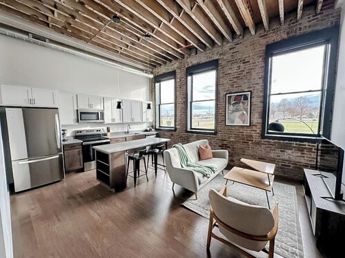 Sleepover | Modern 1BD/1BA Loft - Newton