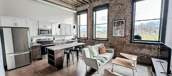 Sleepover | Modern 1BD/1BA Loft - Newton