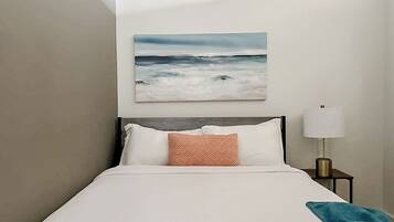 Een bureau, een strijkplank/strijkijzer, gratis wifi, beddengoed