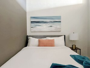 Een bureau, een strijkplank/strijkijzer, gratis wifi, beddengoed