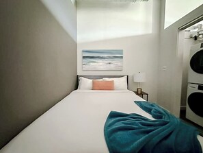 Skrivebord, strykejern/-brett og wi-fi (inkludert)