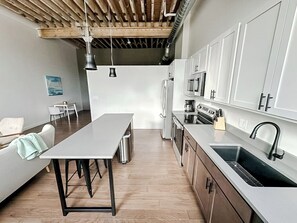 Een koelkast, een microgolfoven, een oven, een kookplaat