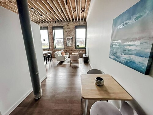 Sleepover | Modern 1BD/1BA Loft - Newton