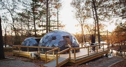 Lake Double Dome w Hot Tub – Space Cowboy Retreat!