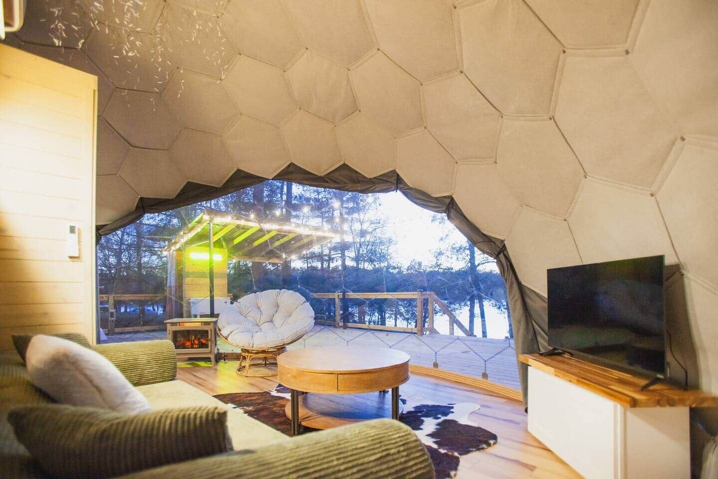 Smart TV, chimenea, libros y estéreo 