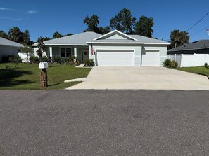 Property grounds - Relax and unwind in this spacious 4-bedroom, 2-bath Palm Coast home (Palm Coast)