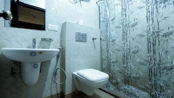 Superior-Doppel- oder -Zweibettzimmer | Badezimmer | Dusche, kostenlose Toilettenartikel, Haartrockner, Bidet