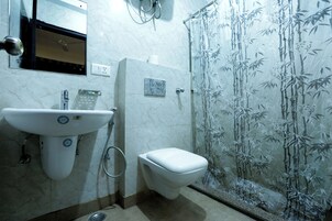 Ducha, artículos de tocador gratuitos, secador de pelo, bidet