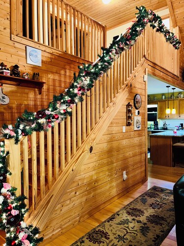 NEW! Hidden Gem Cabin -  Cozy 3-bedroom 2acres retreat  minutes from Helen, GA 