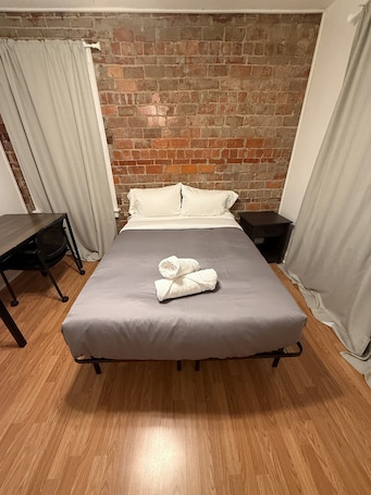 2 bedrooms, desk, travel crib, free WiFi. 2BR w/ Kitchen & Living Room • Walk to Delmar Loop