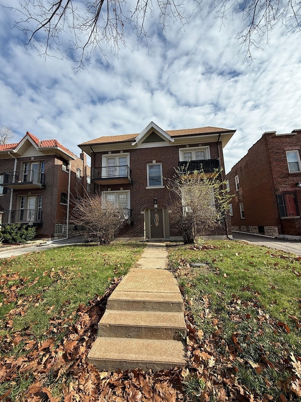 Exterior - 2BR w/ Kitchen & Living Room • Walk to Delmar Loop (St Louis)