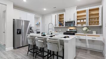 Jääkaappi, mikroaaltouuni, uuni, liesi